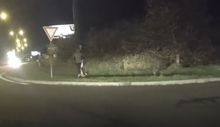 Muž ukradl sdílenou koloběžku. Na zahradě má dvě další