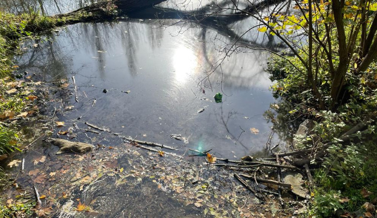 Do vodní nádrže někdo vyhodil sud s motorovým olejem. Zasahovali hasiči