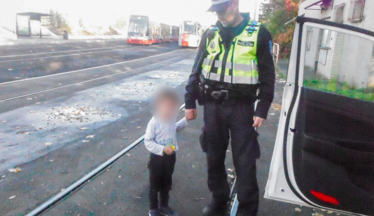 Čtyřletý chlapeček se ztratil v Praze. Cestoval tramvají, zachránil ho mladík