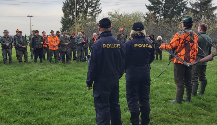 Myslivci vyrážejí do lesů. Na loveckou sezonu dohlíží policisté namátkovými kontrolami