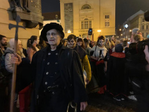 VIDEO: V Praze se slaví antihalloween. Do ulic vyrazila strašidla
