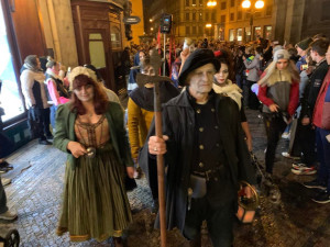 VIDEO: V Praze se slaví antihalloween. Do ulic vyrazila strašidla