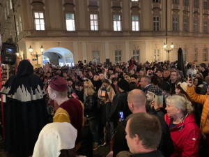 VIDEO: V Praze se slaví antihalloween. Do ulic vyrazila strašidla