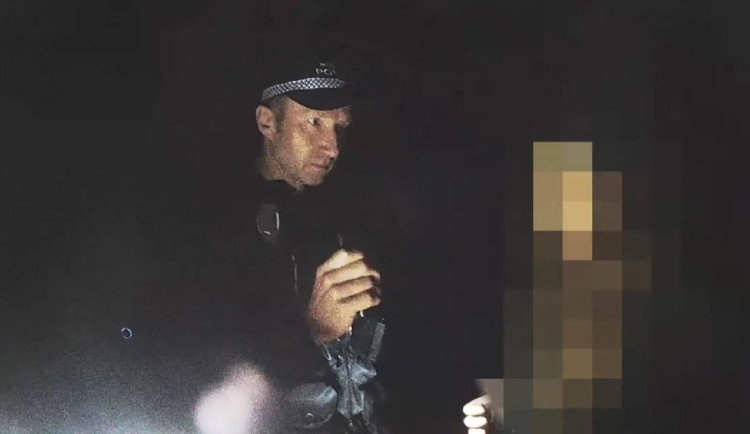 Žena se strážníky nespolupracovala.