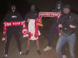 VIDEO: Pětice mladíků přepadávala lidi v Praze 8. Kradli fotbalové šály a dresy