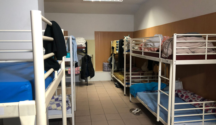 V objektu na Tusarove je 28 postelí jen pro ženy.