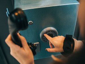 U Národního divadla stojí telefonní budka. Nabízí příběhy lidí v nouzi