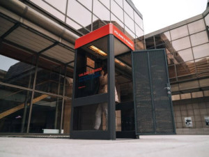 U Národního divadla stojí telefonní budka. Nabízí příběhy lidí v nouzi