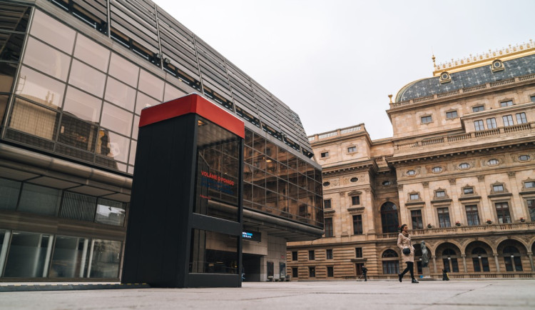 U Národního divadla stojí telefonní budka. Nabízí příběhy lidí v nouzi