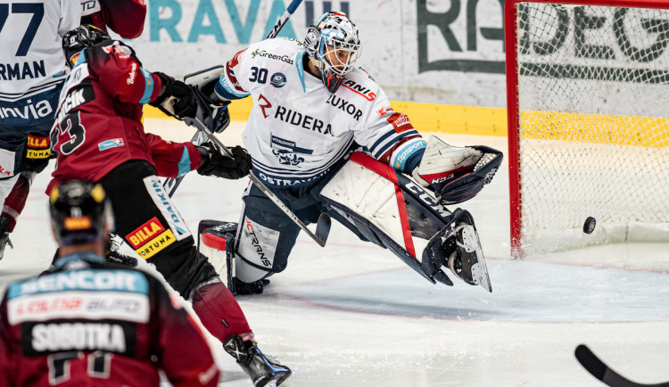 Hokejisté Vítkovic porazili Spartu 3:2, rozhodl druhým gólem Lakatoš