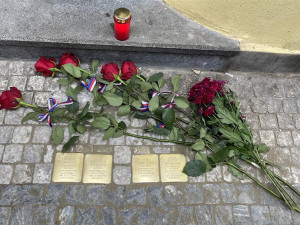 V Praze přibyly nové Kameny zmizelých. Připomínají oběti holocaustu a nacismu