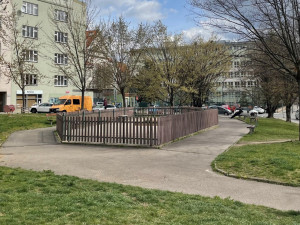 Nejsmutnější dětské hřiště v Praze se dočká obnovy