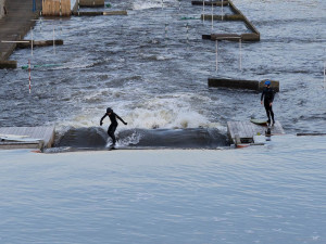 V centru Prahy se surfuje. Parta nadšenců postavila vlnu na Vltavě