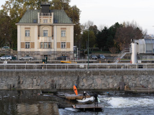 V centru Prahy se surfuje. Parta nadšenců postavila vlnu na Vltavě