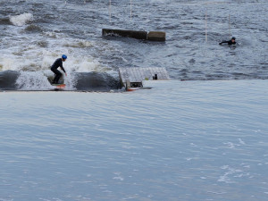 V centru Prahy se surfuje. Parta nadšenců postavila vlnu na Vltavě