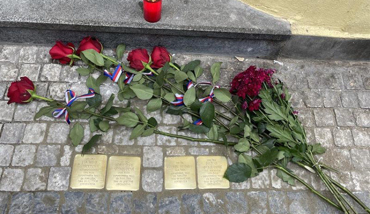 V Praze přibyly nové Kameny zmizelých. Připomínají oběti holocaustu a nacismu