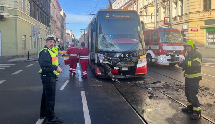 VIDEO: Nehoda nákladního auta a tramvaje přerušila provoz