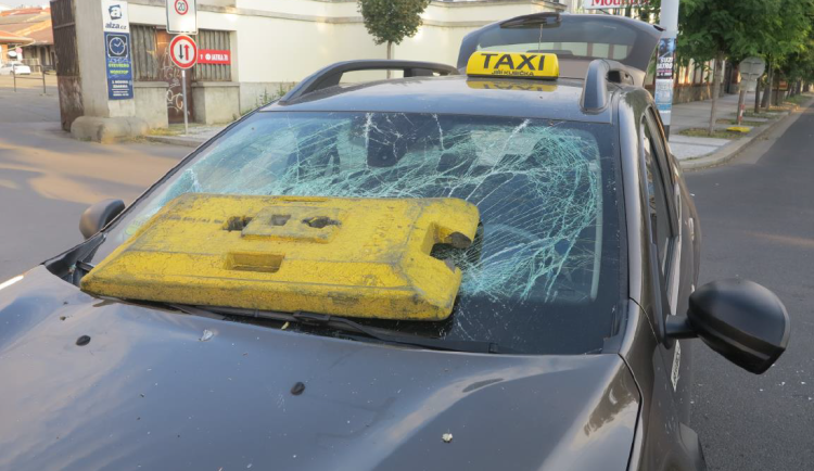 VIDEO: Muž zaútočil na taxikáře lahví, kopal ho a poničil mu auto