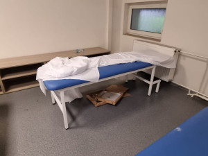 Hráči Sparty po vyhraném utkání v Plzni zdemolovali šatny, fanoušci zapalovali sedačky i útroby stadionu