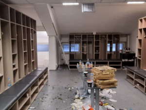 Hráči Sparty po vyhraném utkání v Plzni zdemolovali šatny, fanoušci zapalovali sedačky i útroby stadionu
