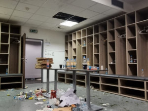 Hráči Sparty po vyhraném utkání v Plzni zdemolovali šatny, fanoušci zapalovali sedačky i útroby stadionu