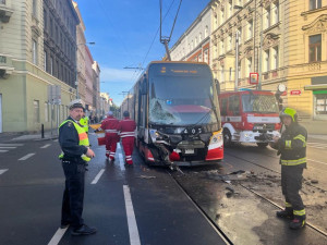VIDEO: Nehoda nákladního auta a tramvaje přerušila provoz