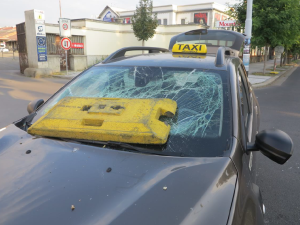 VIDEO: Muž zaútočil na taxikáře lahví, kopal ho a poničil mu auto