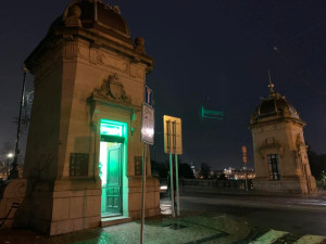 Neony hyzdí památku v centru Prahy. Reklamu odstraníme, říká majitel