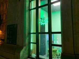 Neony hyzdí památku v centru Prahy. Reklamu odstraníme, říká majitel