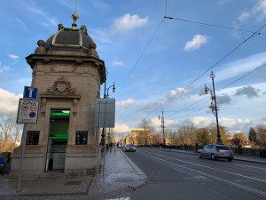 Neony hyzdí památku v centru Prahy. Reklamu odstraníme, říká majitel