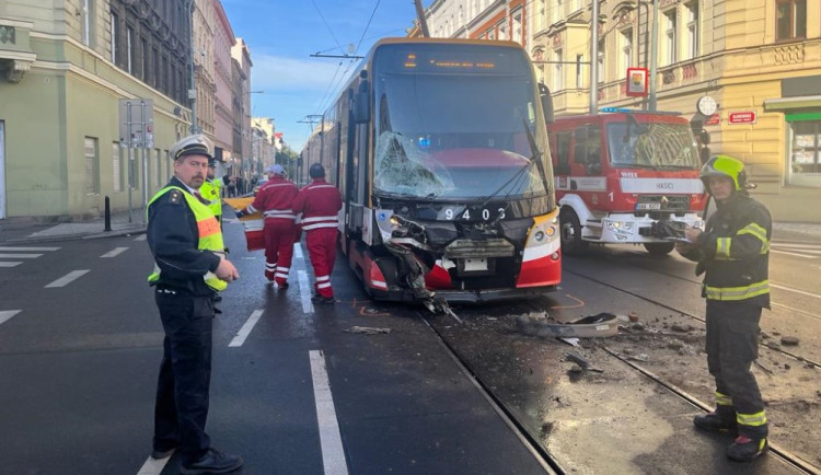 VIDEO: Nehoda nákladního auta a tramvaje přerušila provoz