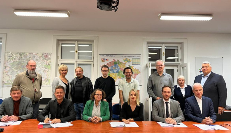 Koaliční smlouvu podepsali 31. října.