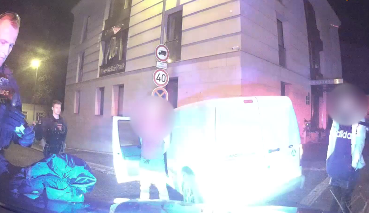VIDEO: Kradené auto vypátrali policisté za pár hodin. Řídil ho muž bez povolení