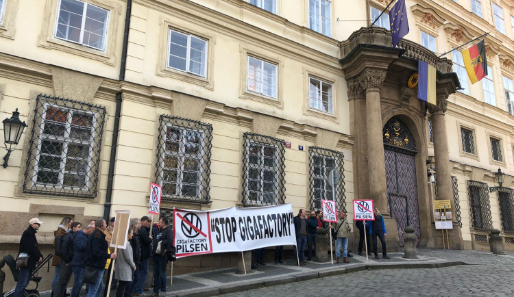 Před německou ambasádou v Praze protestovali piloti z Plzně. Jejich letiště chtějí zrušit kvůli továrně