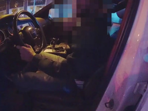 VIDEO: Opilý muž usnul za volantem v centru Prahy. Auto nechal nastartované
