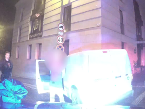 VIDEO: Kradené auto vypátrali policisté za pár hodin. Řídil ho muž bez povolení