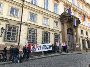 Před německou ambasádou v Praze protestovali piloti z Plzně. Jejich letiště chtějí zrušit kvůli továrně