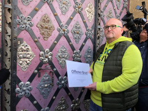 Před německou ambasádou v Praze protestovali piloti z Plzně. Jejich letiště chtějí zrušit kvůli továrně