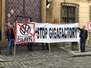 Před německou ambasádou v Praze protestovali piloti z Plzně. Jejich letiště chtějí zrušit kvůli továrně