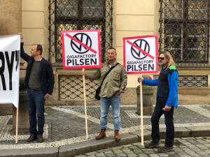 Před německou ambasádou v Praze protestovali piloti z Plzně. Jejich letiště chtějí zrušit kvůli továrně