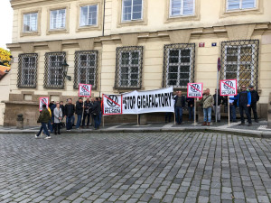 Před německou ambasádou v Praze protestovali piloti z Plzně. Jejich letiště chtějí zrušit kvůli továrně
