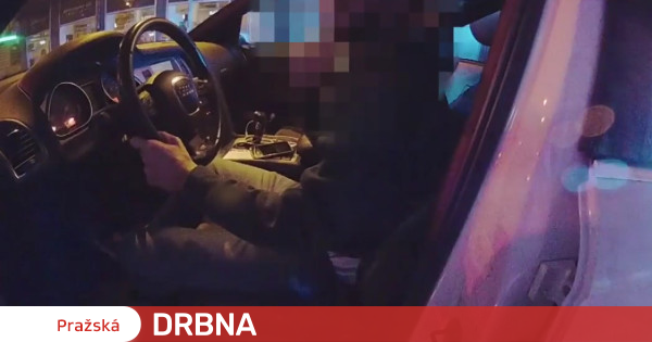 Video Opilý Muž Usnul Za Volantem V Centru Prahy Auto Nechal Nastartované Krimi Pražská 6517