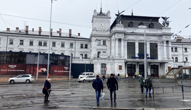 Brno krotí potížisty u nádraží. Bere jim pálenku i krabicák