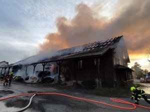 Hasiči museli použít i výškovou techniky