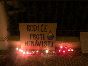 VIDEO: Před slovenskou ambasádou v Praze se sešli rodiče LGBT+ dětí