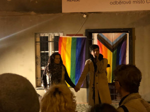 VIDEO: Před slovenskou ambasádou v Praze se sešli rodiče LGBT+ dětí
