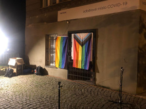 VIDEO: Před slovenskou ambasádou v Praze se sešli rodiče LGBT+ dětí