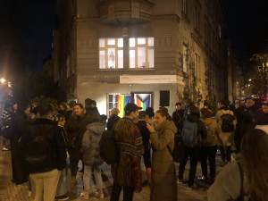 VIDEO: Před slovenskou ambasádou v Praze se sešli rodiče LGBT+ dětí