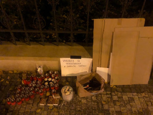 VIDEO: Před slovenskou ambasádou v Praze se sešli rodiče LGBT+ dětí