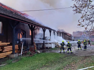 VIDEO: V Praze 8 vzplála stodola. Škoda je tři miliony